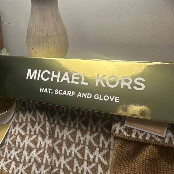 Michael Kors 3pc Set - Hat, Gloves and Scarf - Picture 3 of 5